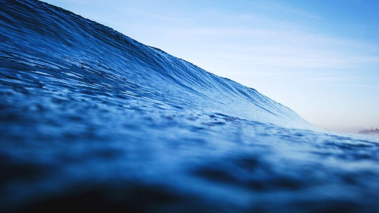 Blue ocean wave (Unsplash) — Ces microbes marins qui fabriquent du méthane