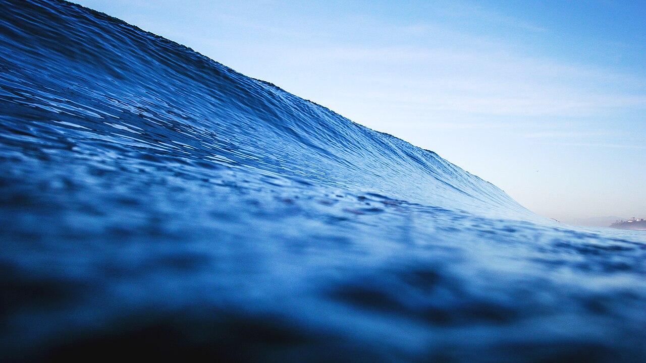 Blue ocean wave (Unsplash) — Ces microbes marins qui fabriquent du méthane