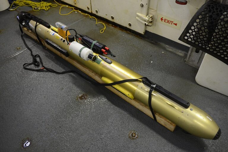 Coast Guard deploys Autonomous Underwater Vehicle for Arctic science mission 140820-G-ZR723-001 — Un robot plonge sous la glace arctique