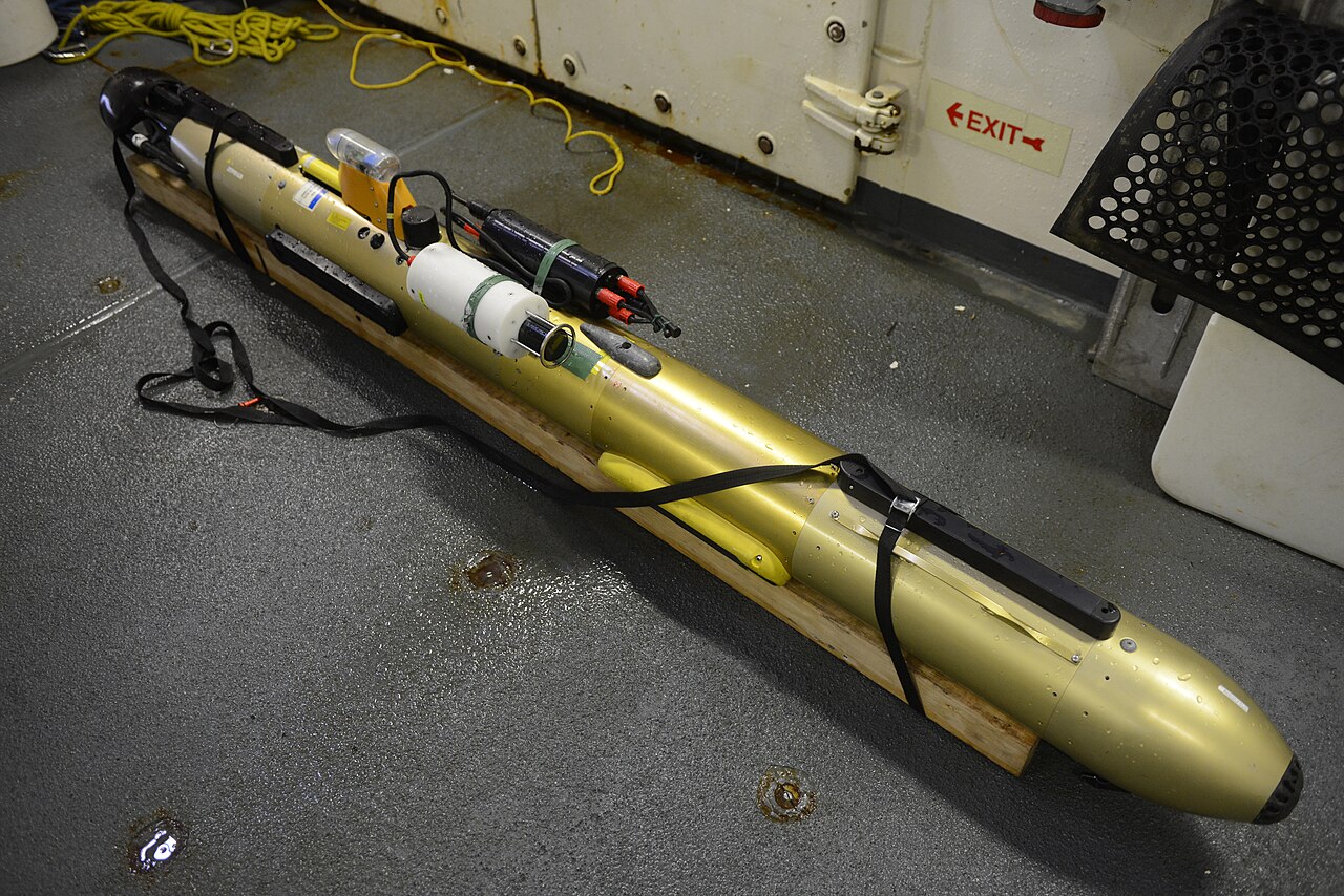 Coast Guard deploys Autonomous Underwater Vehicle for Arctic science mission 140820-G-ZR723-001 — Un robot plonge sous la glace arctique