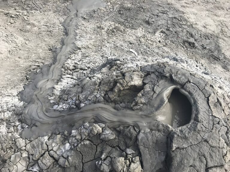 Mud volcano — Ces îles nées d'un volcan de boue en Azerbaijan