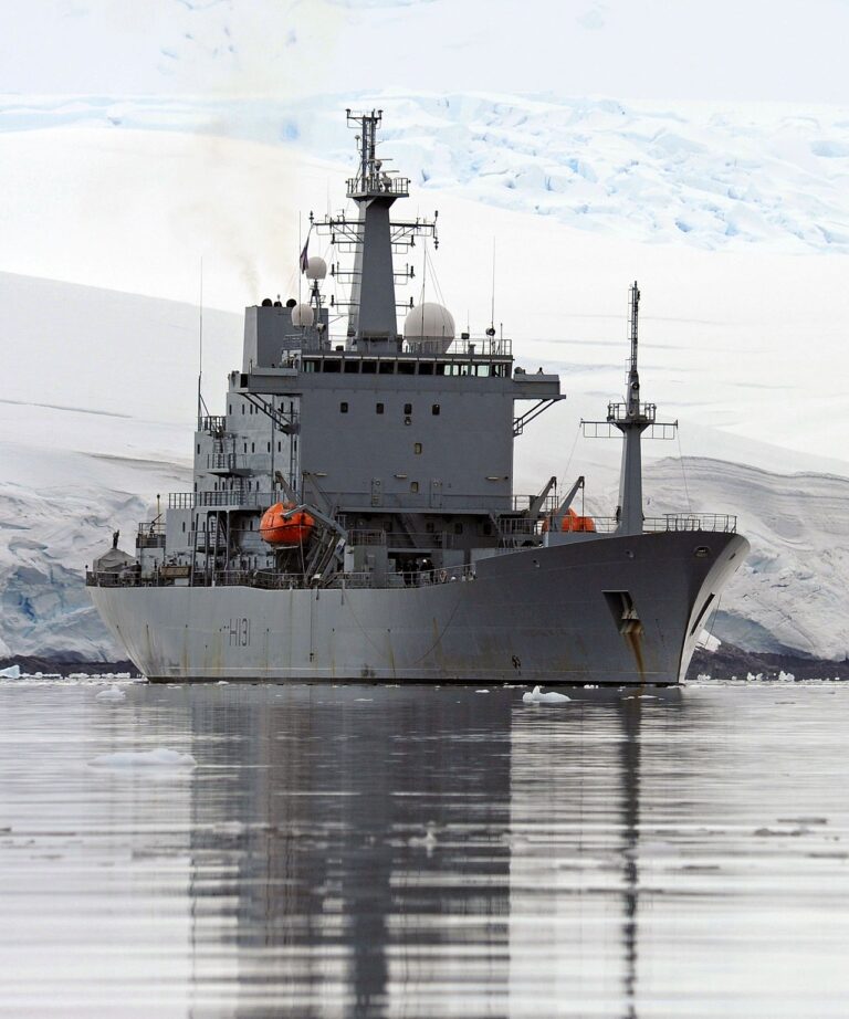 Ocean Survey Vessel HMS Scott Visits Port Lockroy MOD 45151073 — Antarctique : des chercheurs embarquent sur des paquebots de luxe