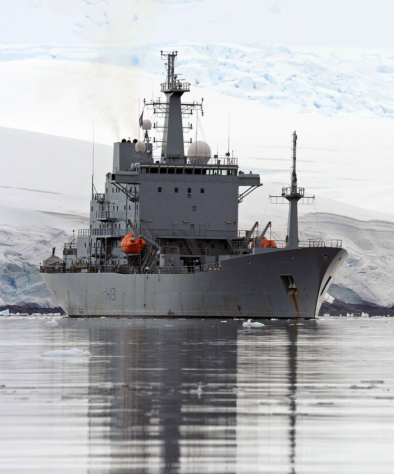 Ocean Survey Vessel HMS Scott Visits Port Lockroy MOD 45151073 — Antarctique : des chercheurs embarquent sur des paquebots de luxe