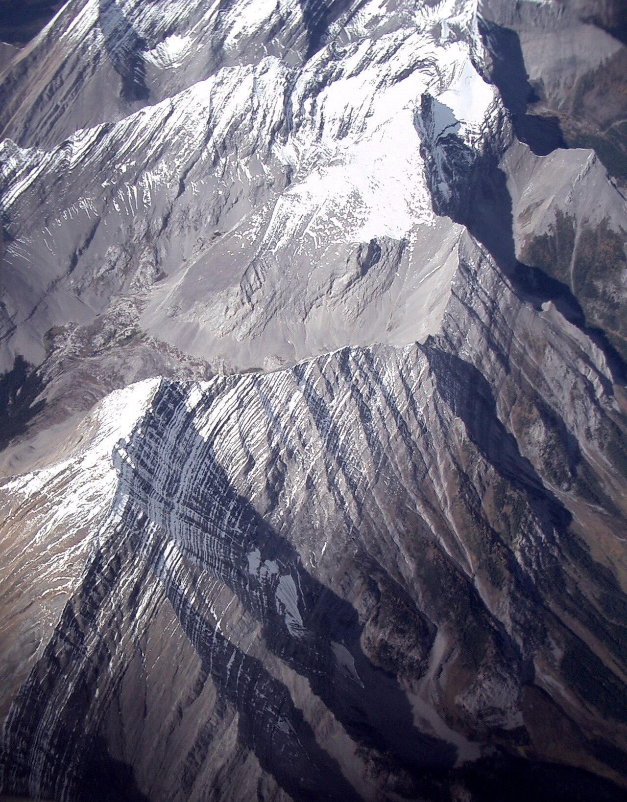 Rocky Mountains with snow stripes — Colorado : la neige disparaît, l'eau aussi