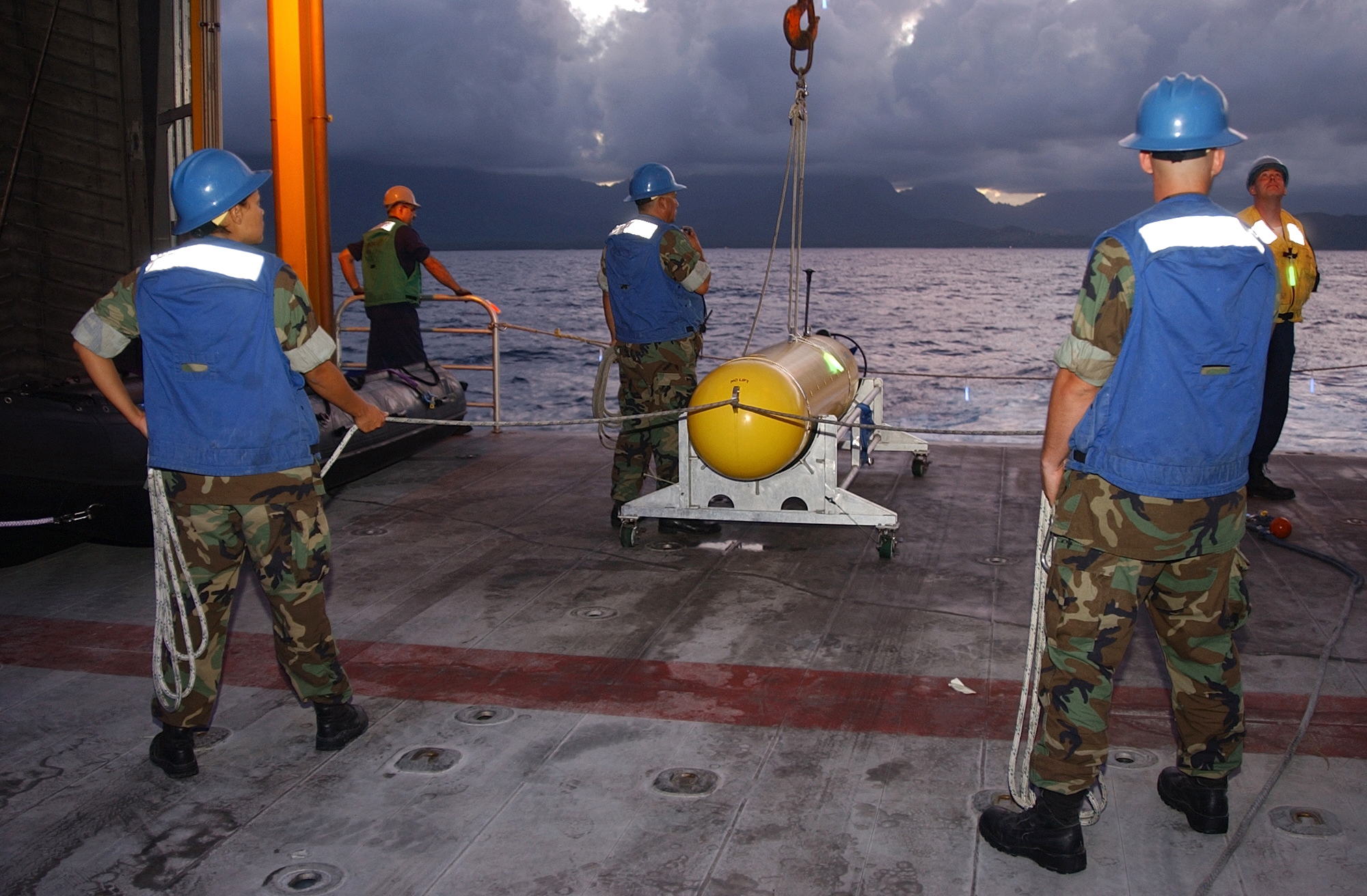 US Navy 040708-N-6932B-111 Crewmen assigned to Commander Mine Warfare Command, Unmanned Underwater Vehicle (UUV) Detachment prepare to launch a Battle-Space Preparation Autonomous Underwater Vehicle — Quand l'océan s'invite sur vos écrans