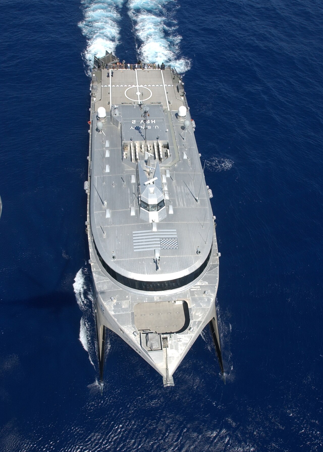 US Navy 040710-N-6551H-097 The High Speed Vessel (HSV) 2 Swift operates off the coast of Hawaii during exercise Rim of the Pacific (RIMPAC) 2004 — Plongée dans les abysses du doctorat marin